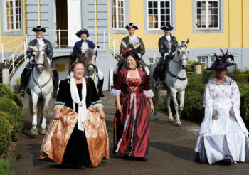 Walkact im barocken Outfit im Freizeitpark Schloss Beck, zusammen mit den Reiterinnen vom AACCPRE 09.09.2017